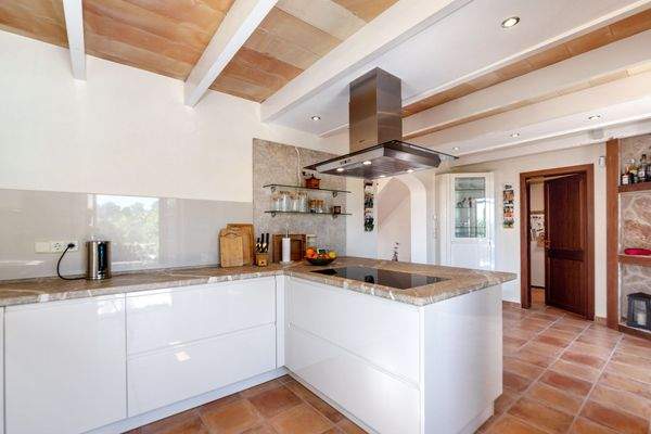 Voll ausgestattete Einbauküche