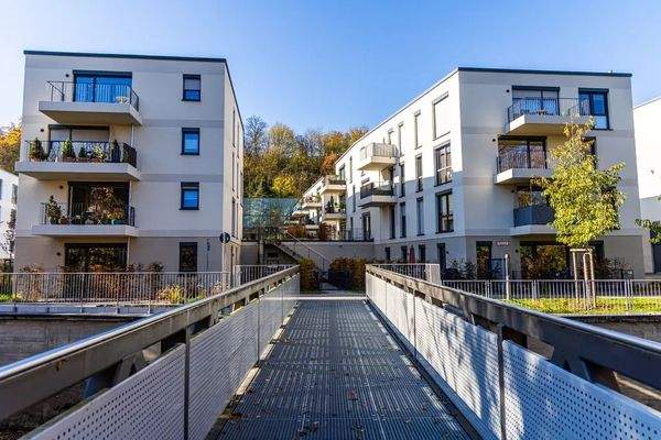 Zugang über Fußgängerbrücke.jpg