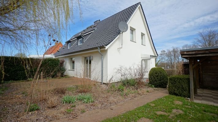 Rückansicht mit Terrasse
