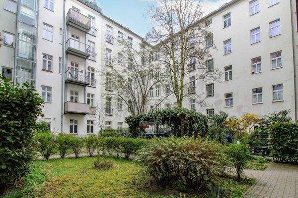 Innenhof und Mülltonnen