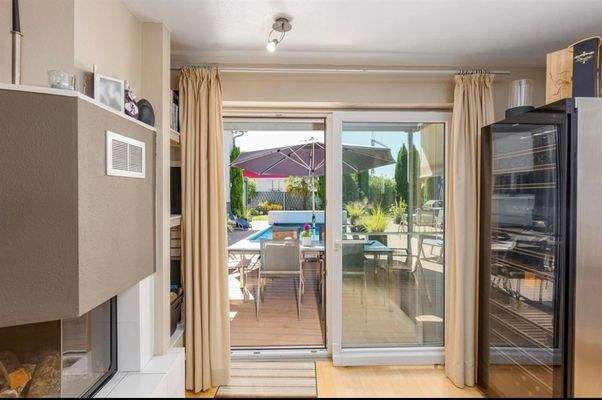 Kamin und Ausgang zur Terrasse