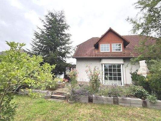 Hausansicht mit Terrasse