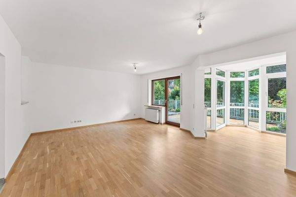 Helles Wohn- und Esszimmer mit Wintergarten 