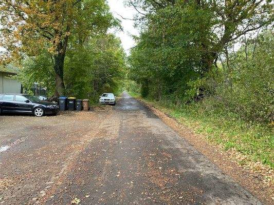 Breite Zufahrtsstraße