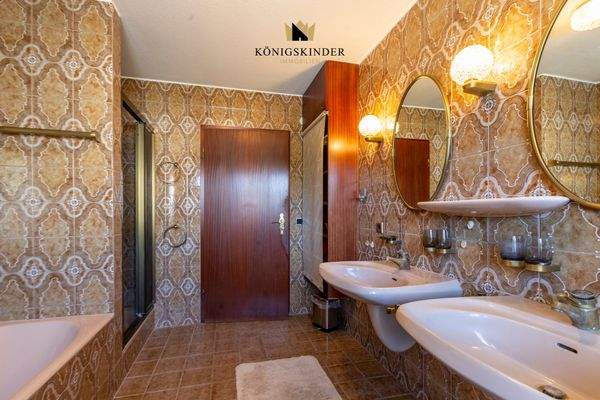 Badezimmer zum kleinen Gang