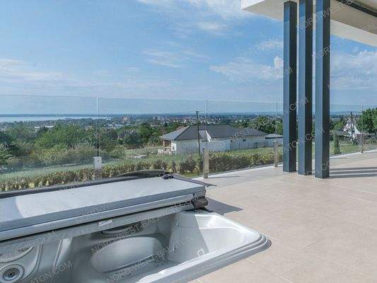 Terrasse mit Whirlpool und Blick auf den Balaton