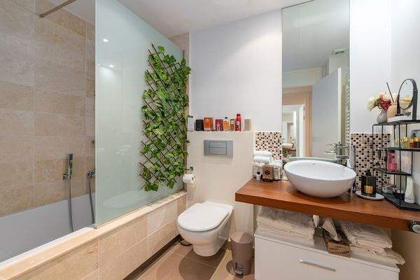 Eines von 2 Badezimmern