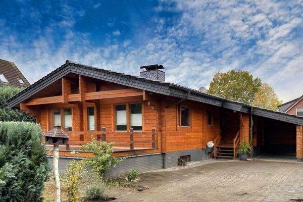 seitlicher Blick zur Vorderseite des schönen Hauses