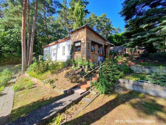 Kleinhaus in Hanglage