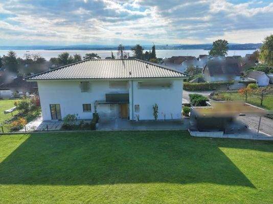 Rückseite Gesamthaus mit Frühstücksterrasse der Wohnung