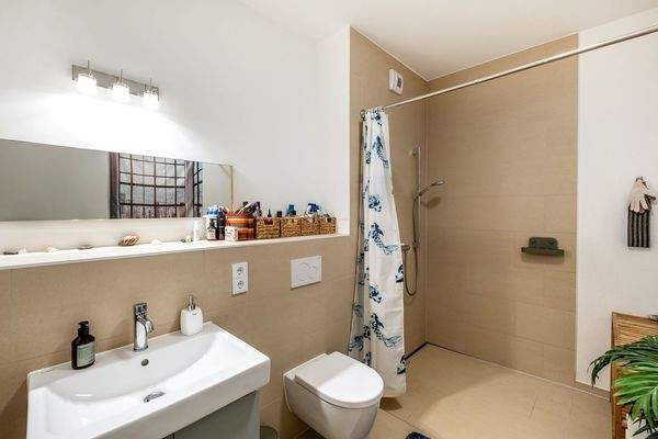 Modernes Duschbadezimmer