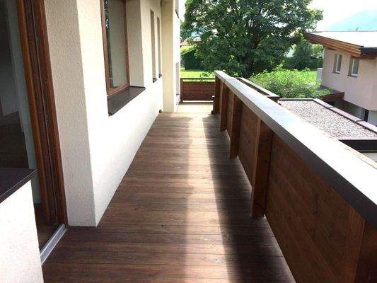 Balkon mit Terrassenbalkon an einer Wohnung