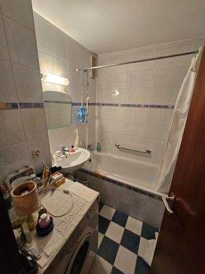 Bad mit Wanne und WM-Anschluss