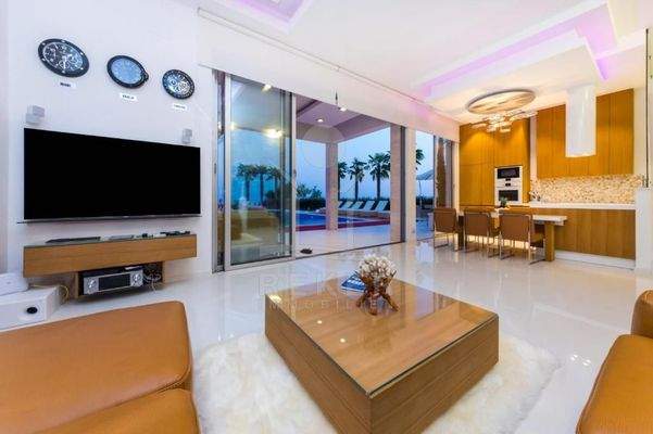 Lichtdurchströmtes Wohlfühlambiente mit Meerblick