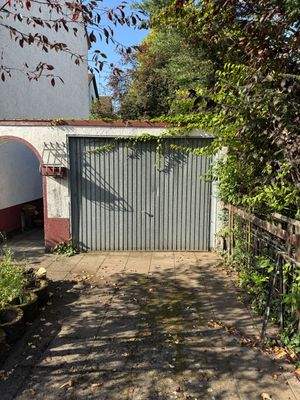 Garage und Stellplatz