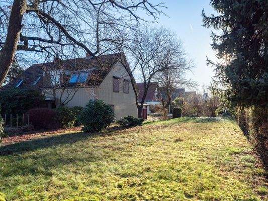 vordere Ansicht auf Haus und Grundstück