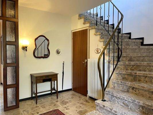 Treppe OG und Kellerzugang