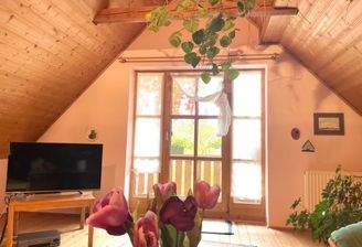 Blick in das Wohnzimmer im DG