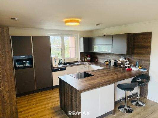 große Wohnküche mit Miele Geräten