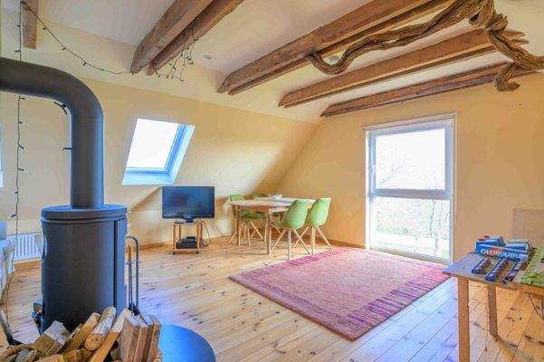 großer Wohnraum mit Kamin im DG.jpg