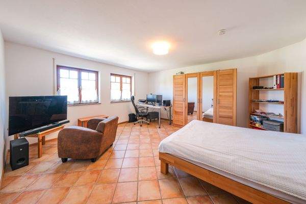 weitläufiges Schlafzimmer im Obergeschoss