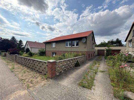 Hausansicht_vorn_Einfahrt