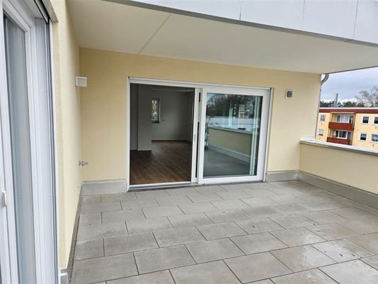 Dachterrasse mit Blick ins Wohnzimmer