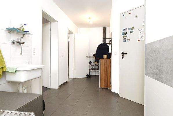 HWR mit direktem Zugang zum Garten und Garage