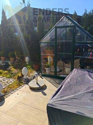 Terrasse mit Gewächshaus