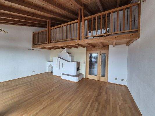 Top W1 Obergeschoß Wohnzimmer mit Kachelofen und Galerie