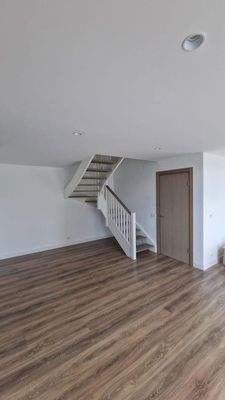 Treppe und Büro Eingangstür EG