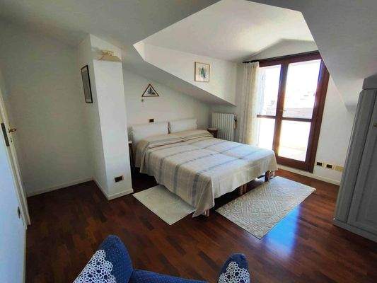 schönes Penthouse im Zentrum von Grado mit Terrasse und Parkplatz