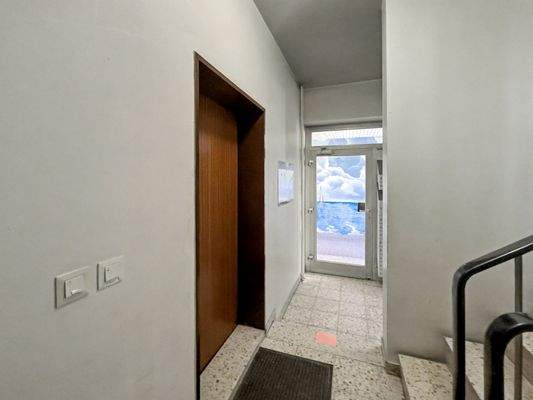 Treppenhaus und Eingangstür