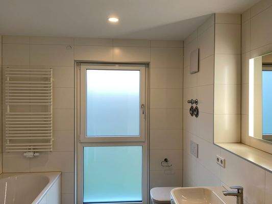 Mit bodentiefen Fenster