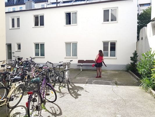 (AmaNG) Aussenansicht Nebengebäude und Innenhof