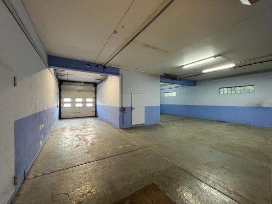 Halle mit Sektionaltor