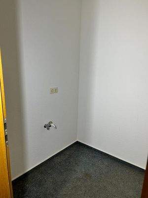 Abstellraum mit Waschmaschinenanschluss