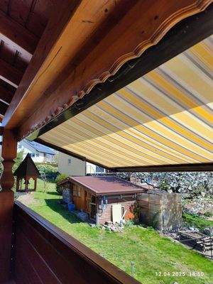 mit elektrischer Markise