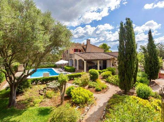 Grundstück, Pool und Haus