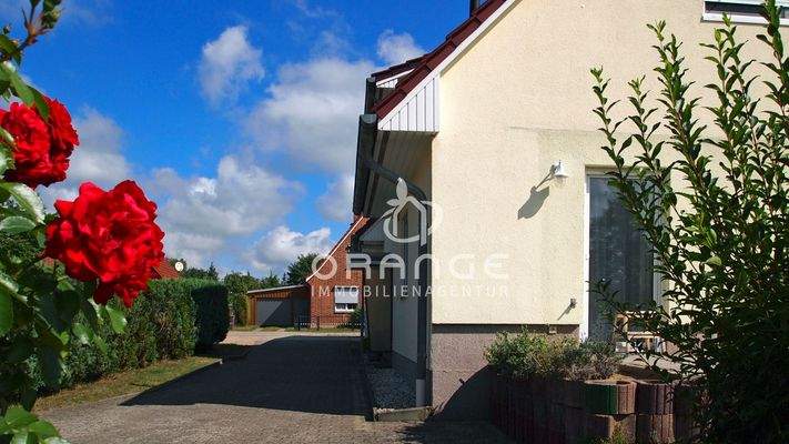 Auffahrt zum Carport und Zugang in den Garten