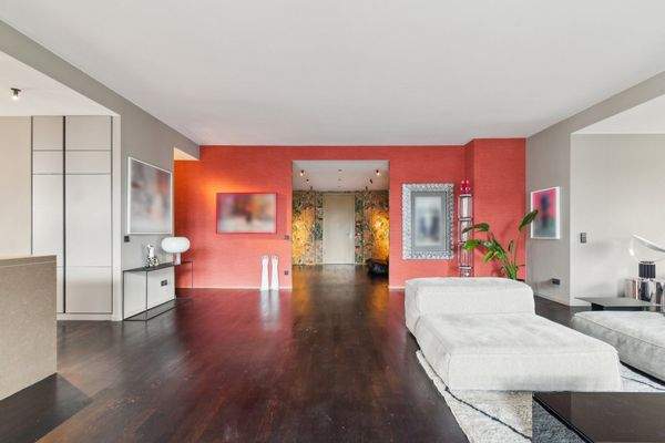 Offenes Entree mit edlen Eichenholzboden