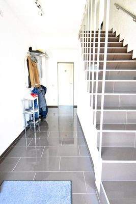 Eingangsbereich mit Treppe und Garderobe