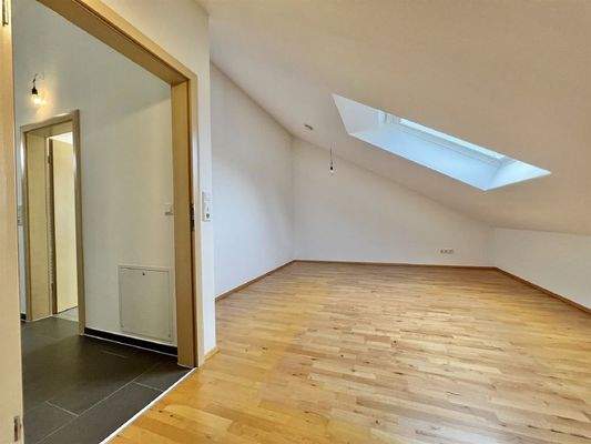 Schlafzimmer mit großem Dachfenster DG