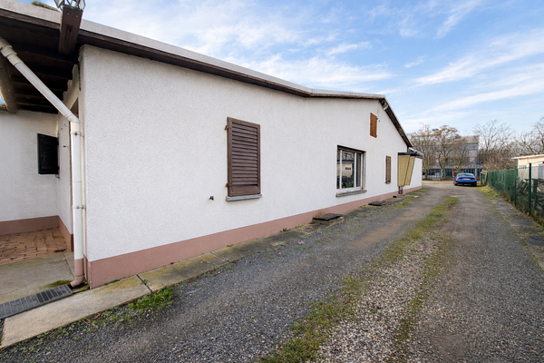 Weißes Gebäude mit Holzbalken und Pfad