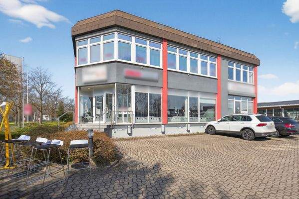 Parkplätze und Eingang