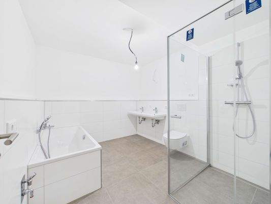 CAM04911G0-PR0025-STILL010