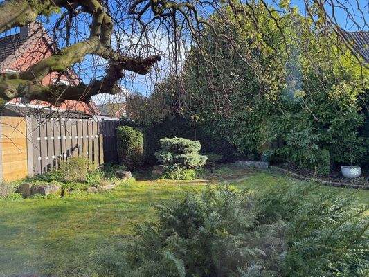 Der Garten mit viel Platz für Freizeit und Gärtnern