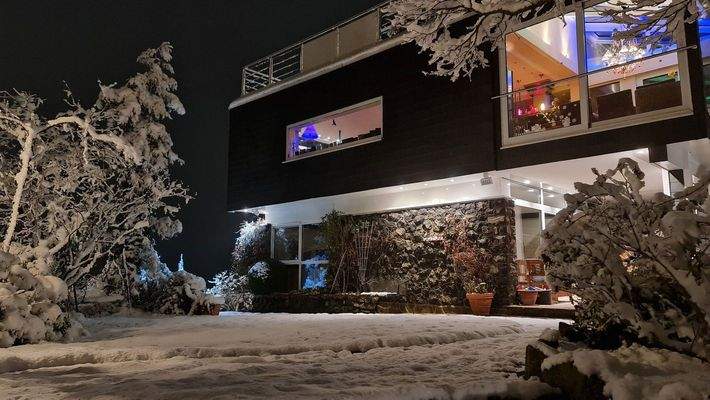 Hausansicht v. Garten Winter