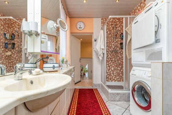 Badezimmer im Ergeschoss
