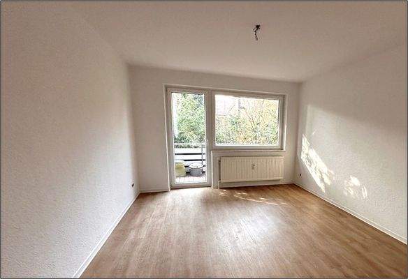 Wohnzimmer - Musterfoto von identischer Whg. im EG